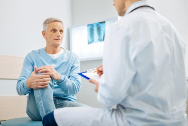 גבר שסובל משחיקת סחוס בברך מתייעץ עם אותרופד לגבי ניתוח החלפת מפרק ברך